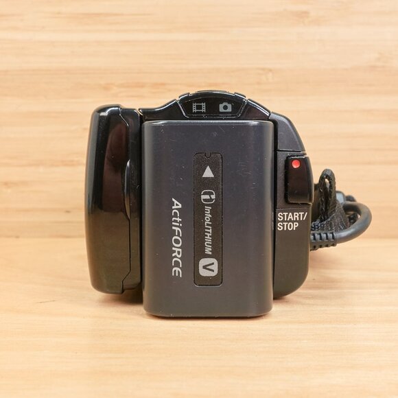 Sony HDR-PJ200 / HD Handycam Camcorder / Built-in Projector / Carl Zeiss Lens - Picture 7 of 10